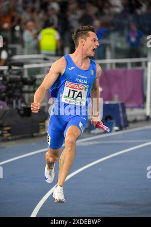 Filippo Tortu aus Italien läuft das letzte Leg für sein Team und hilft ihnen, das 4x100 m Staffelfinale der Männer bei der Leichtathletik-Europameisterschaft Stadio O zu gewinnen Stockfoto