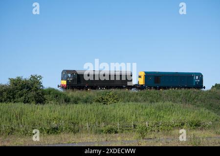 Diesellokomotiven der Baureihe 20 Nr. 20007 und 20205, absteigend Hatton Bank, Warwickshire, Vereinigtes Königreich Stockfoto