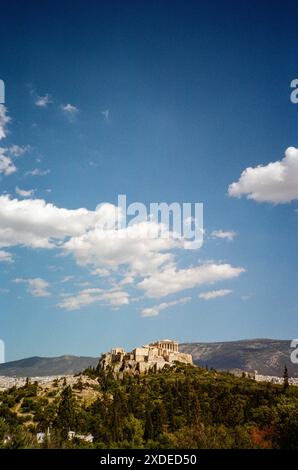 Der Parthenon und die Akropolis fotografiert von Pynx Hill, Athen, Griechenland, Europa. Stockfoto