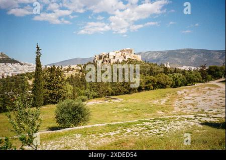 Der Parthenon und die Akropolis fotografiert von Pynx Hill, Athen, Griechenland, Europa. Stockfoto