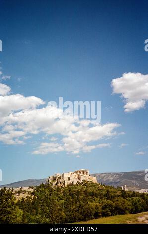 Der Parthenon und die Akropolis fotografiert von Pynx Hill, Athen, Griechenland, Europa. Stockfoto