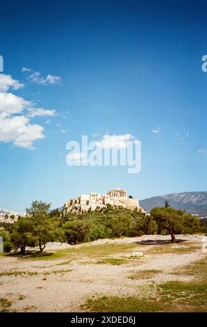 Der Parthenon und die Akropolis fotografiert von Pynx Hill, Athen, Griechenland, Europa. Stockfoto