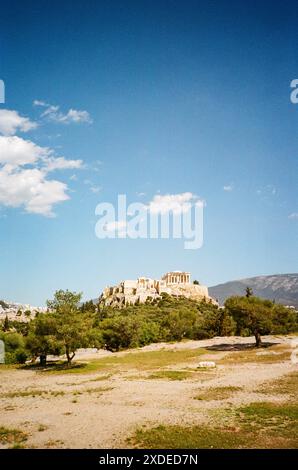 Der Parthenon und die Akropolis fotografiert von Pynx Hill, Athen, Griechenland, Europa. Stockfoto