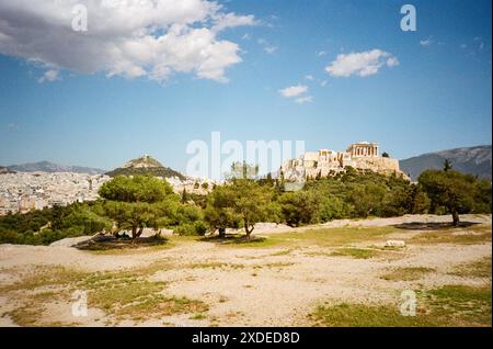 Der Parthenon und die Akropolis fotografiert von Pynx Hill, Athen, Griechenland, Europa. Stockfoto