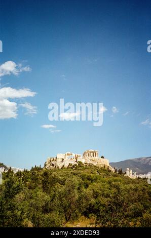 Der Parthenon und die Akropolis fotografiert von Pynx Hill, Athen, Griechenland, Europa. Stockfoto