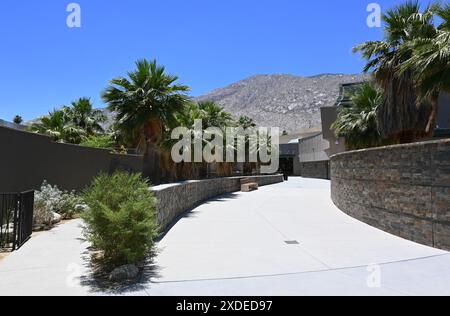 PALM SPRINGS, KALIFORNIEN - 20. Juni 2024: Das Agua Caliente Cultural Plaza verfügt über ein Stammesmuseum, ein hochmodernes Spa und einen Oasis Trail im Freien. Stockfoto