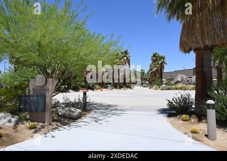 PALM SPRINGS, KALIFORNIEN - 20. Juni 2024: Das Agua Caliente Cultural Plaza verfügt über ein Stammesmuseum, ein hochmodernes Spa und einen Oasis Trail im Freien. Stockfoto