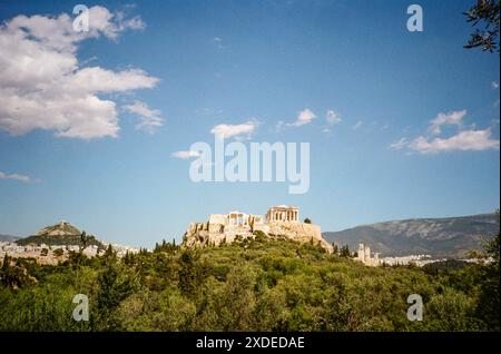 Der Parthenon und die Akropolis fotografiert von Pynx Hill, Athen, Griechenland, Europa. Stockfoto