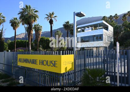 PALM SPRINGS, KALIFORNIEN - 21. JUN 2024: Das Aluminaire House ein dreistöckiges Haus, das aus gespendeten Materialien gebaut wurde und in zehn Tagen gebaut wurde, war das erste All-m-Haus Stockfoto