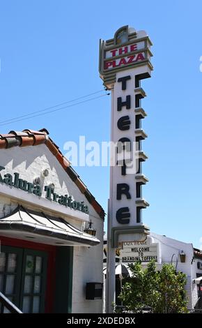 PALM SPRINGS, KALIFORNIEN - 21. JUN 2024: Das historische Plaza Theatre am Palm Canyon Drive ist der Anker von La Plaza, einer Sammlung von Geschäften an der Straße. Stockfoto