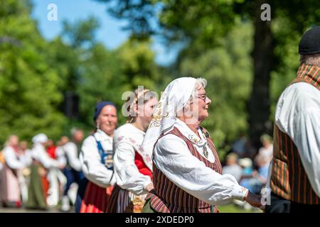 Traditionelles schwedisches Mittsommerfest mit Volkstanz und Zirkeltanz rund um die Maypole in Söderköping, Schweden am 21. Juni 2024 Stockfoto