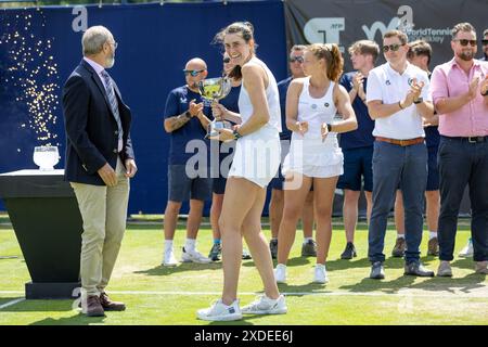 Ilkley, Großbritannien, 22. Juni 2024, Rebecca Marino mit ihrer Siegertrophäe, Credit: Aaron Badkin/Alamy Live News. Stockfoto