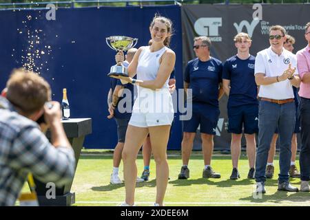 Ilkley, Großbritannien, 22. Juni 2024, Rebecca Marino mit ihrer Siegertrophäe, Credit: Aaron Badkin/Alamy Live News. Stockfoto