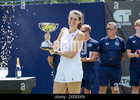 Ilkley, Großbritannien, 22. Juni 2024, Rebecca Marino mit ihrer Siegertrophäe, Credit: Aaron Badkin/Alamy Live News. Stockfoto