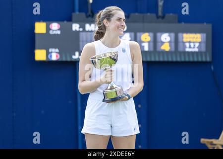 Ilkley, Großbritannien, 22. Juni 2024, Rebecca Marino mit ihrer Siegertrophäe, Credit: Aaron Badkin/Alamy Live News. Stockfoto