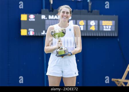 Ilkley, Großbritannien, 22. Juni 2024, Rebecca Marino mit ihrer Siegertrophäe, Credit: Aaron Badkin/Alamy Live News. Stockfoto