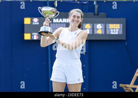 Ilkley, Großbritannien, 22. Juni 2024, Rebecca Marino mit ihrer Siegertrophäe, Credit: Aaron Badkin/Alamy Live News. Stockfoto