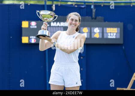 Ilkley, Großbritannien, 22. Juni 2024, Rebecca Marino mit ihrer Siegertrophäe, Credit: Aaron Badkin/Alamy Live News. Stockfoto