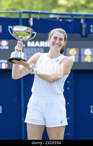 Ilkley, Großbritannien, 22. Juni 2024, Rebecca Marino mit ihrer Siegertrophäe, Credit: Aaron Badkin/Alamy Live News. Stockfoto