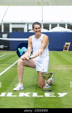 Ilkley, Großbritannien, 22. Juni 2024, Rebecca Marino mit ihrer Siegertrophäe, Credit: Aaron Badkin/Alamy Live News. Stockfoto