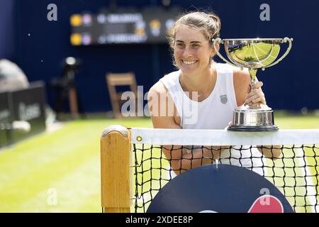 Ilkley, Großbritannien, 22. Juni 2024, Rebecca Marino mit ihrer Siegertrophäe, Credit: Aaron Badkin/Alamy Live News. Stockfoto