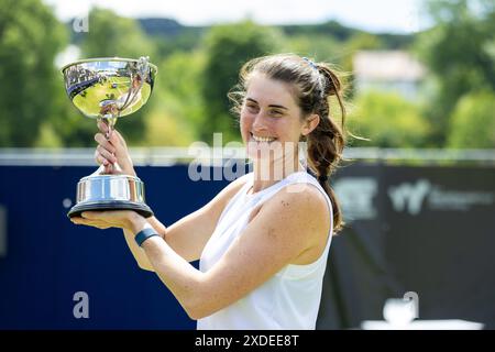 Ilkley, Großbritannien, 22. Juni 2024, Rebecca Marino mit ihrer Siegertrophäe, Credit: Aaron Badkin/Alamy Live News. Stockfoto