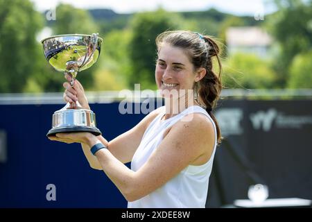 Ilkley, Großbritannien, 22. Juni 2024, Rebecca Marino mit ihrer Siegertrophäe, Credit: Aaron Badkin/Alamy Live News. Stockfoto