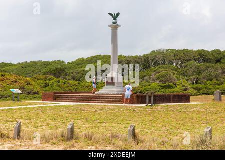 Kure, NC/USA – 21. Juni 2024: Besucher des Parks lesen Inschriften auf dem Monument in der Fort Fisher Recreation Area. Stockfoto