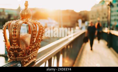 Stockholm, Schweden. Skeppsholmsbron - Skeppsholm Brücke Mit Seiner Berühmten Goldenen Krone In Stockholm, Schweden. Berühmte Beliebte Ort Landmark Ziel Stockfoto