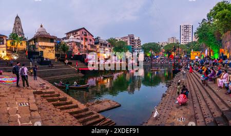 MUMBAI, INDIEN - 23. November 2023 : Banganga, eine der heiligsten Stätten ist diese Gruppe heruntergekommener Tempel, die einen Wasserpool umgeben, der als besessen gilt Stockfoto