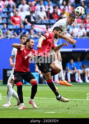 Hamburg. Juni 2024. Patrik Schick (1. R) aus der Tschechischen Republik wetteiferte gegen Lasha Dvali (2. R) aus Georgien beim Gruppenspiel der UEFA Euro 2024 zwischen Georgien und der Tschechischen Republik am 22. Juni 2024 in Hamburg. Quelle: Xiao Yijiu/Xinhua/Alamy Live News Stockfoto