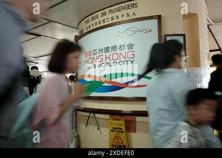 Hongkong, China. Juni 2024. Touristen gehen an Bord der Sternfähre. Die Tourismusbranche in Hongkong steht vor erheblichen Herausforderungen, die die Regierung veranlassen, die Einwohner dazu zu drängen, mehr zu lächeln, um Besucher anzulocken. (Kreditbild: © Keith Tsuji/ZUMA Press Wire) NUR REDAKTIONELLE VERWENDUNG! Nicht für kommerzielle ZWECKE! Stockfoto