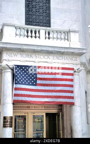 NEW YORK, NEW YORK, USA - 14. MAI 2019: Nahaufnahme des Eingangs und der Flagge an der New Yorker Börse an der Wall Street Stockfoto