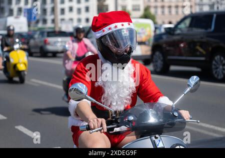 Prag, Tschechische Republik. Juni 2024. Die Fahrt von Vespa-Motorrollern durch Prag im Rahmen des 12. Jährlichen PragoVespa-Treffens fand am 22. Juni 2024 in Prag, Tschechische Republik statt. Quelle: Michaela Rihova/CTK Photo/Alamy Live News Stockfoto