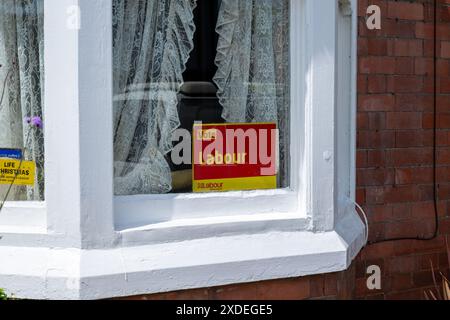 Shrewsbury, UK 22nd, Juni 2024. Sonnenschein auf politischen Plakaten, die in Häusern und Gärten in der Konsistenz von Shrewsbury während der letzten zwei Wochen des britischen Wahlkampfes ausgestellt wurden. Phil Pickin/Alamy Live News Stockfoto