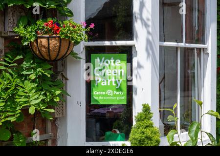 Shrewsbury, UK 22nd, Juni 2024. Sonnenschein auf politischen Plakaten, die in Häusern und Gärten in der Konsistenz von Shrewsbury während der letzten zwei Wochen des britischen Wahlkampfes ausgestellt wurden. Phil Pickin/Alamy Live News Stockfoto