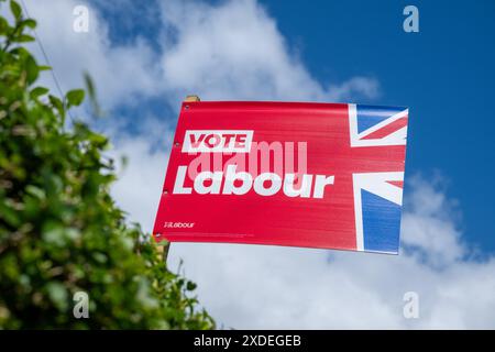 Shrewsbury, UK 22nd, Juni 2024. Sonnenschein auf politischen Plakaten, die in Häusern und Gärten in der Konsistenz von Shrewsbury während der letzten zwei Wochen des britischen Wahlkampfes ausgestellt wurden. Phil Pickin/Alamy Live News Stockfoto