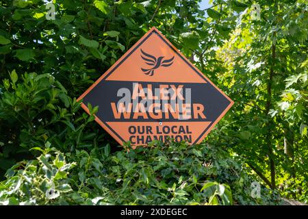 Shrewsbury, UK 22nd, Juni 2024. Sonnenschein auf politischen Plakaten, die in Häusern und Gärten in der Konsistenz von Shrewsbury während der letzten zwei Wochen des britischen Wahlkampfes ausgestellt wurden. Phil Pickin/Alamy Live News Stockfoto