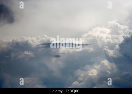 19.05.2024, Hoppegarten, Brandenburg, GER - Dunkle Wolken am Himmel. Aussen, Aussenaufnahme, bedrohlich, Bedrohung, beklemmend, bewoelkt, Brandenburg, deutsch, Deutschland, dramatisch, Duester, Duesternis, dunkel, Dunkelheit, Europa, europaeisch, Himmel, Hoppegarten, Meteorologie, Natur, Naturereignis, niemand, QF, Querformat, Regenwetter, Regenwolken, Schlechtwetter, Stimmung, Westeuropa, Wetter, Wetterkunde, Wetterstimmung, Wolken, Wolkenhimmel, Wolkenstimmung 240519D855HOPPEGARTEN.JPG *** 19 05 2024, Hoppegarten, Brandenburg, GER Dunkle Wolken am Himmel draußen, Außenaufnahme, bedrohlich, ich Stockfoto