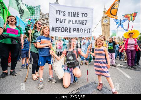 London, Großbritannien. Juni 2024. Der marsch kommt auf dem parlamentsplatz an - Extinction Rebellion Restore Nature Now Demonstration - ein legaler, friedlicher und integrativer öffentlicher marsch und eine Kundgebung, die von XR und anderen Umweltgruppen organisiert wird und alle politischen Parteien einhellig dazu aufruft, diese Parlamentswahlen zum Wendepunkt der Natur zu machen. Guy Bell/Alamy Live News Stockfoto