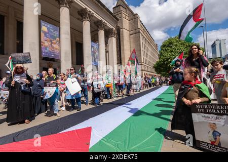 Manchester, Großbritannien. Juni 2024. Große palästinensische Flagge auf dem Petersplatz Manchester. Palästinensische Gaza-Kriegsproteste in Manchester Großbritannien. Demonstranten marschierten vom Petersplatz durch das Stadtzentrum. Auf den Bannern wurden Botschaften geschrieben, in denen gefordert wurde, den Völkermord in gaza durch Israel zu stoppen und Palästina zu befreien. Zu den Demonstranten gehörten Mitglieder der LGBGT-Gemeinschaft, die Banner trugen, die ihre Unterstützung für Palästinenser zum Ausdruck brachten. Die Barclays Bank auf der Market Street ist immer noch mit Schildern beschützt, die sich entschuldigen. Manchester UK. Quelle: GaryRobertsphotography/Alamy Live News Stockfoto