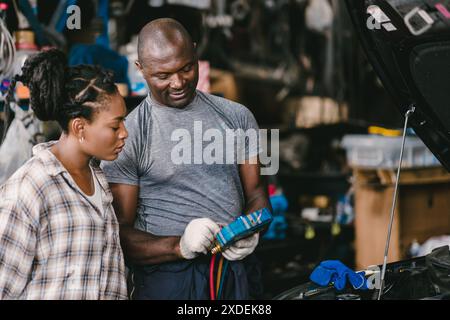 Mechaniker im Gespräch mit dem Kunden informieren, erklären, dass die Klimaanlage zu wenig Flüssigkeit vorhanden ist, und Details zum Service in der Garage. Stockfoto