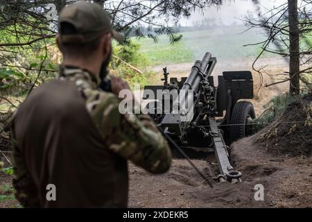 Eine Artillerieeinheit der 57. Brigade feuert auf russische Stellungen in der Nähe von Wowchansk, Charkiw Oblast. Die Kämpfe in der Oblast Charkiw haben zugenommen, seit Russland im Mai seine letzte Offensive in der Region gestartet hat. Stockfoto