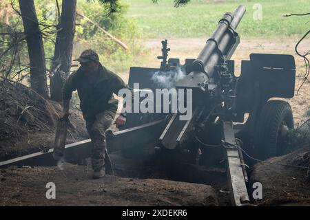 Eine Artillerieeinheit der 57. Brigade feuert auf russische Stellungen in der Nähe von Wowchansk, Charkiw Oblast. Die Kämpfe in der Oblast Charkiw haben zugenommen, seit Russland im Mai seine letzte Offensive in der Region gestartet hat. Stockfoto