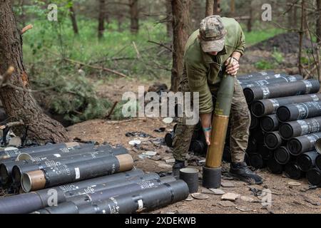 Charkiv, Ukraine. Juni 2024. Ein Soldat der 57. Brigade bereitet Munition für eine Artillerieeinheit auf ukrainischer Position in der Nähe von Wovchansk, Charkiw Oblast vor. Die Kämpfe in der Oblast Charkiw haben zugenommen, seit Russland im Mai seine letzte Offensive in der Region gestartet hat. Quelle: SOPA Images Limited/Alamy Live News Stockfoto