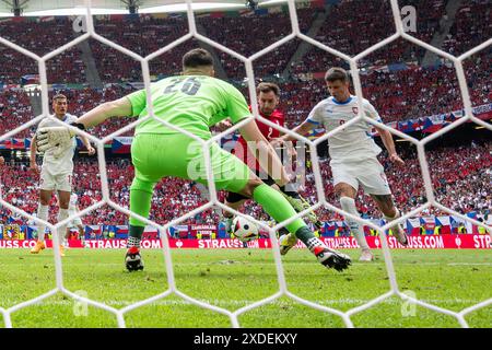 Hamburg. Juni 2024. OTAR Kakabadze (2. R) aus Georgien streitet mit Adam Hlozek (1. R) aus Tschechien während des Gruppenspiels der UEFA Euro 2024 zwischen Georgien und der Tschechischen Republik am 22. Juni 2024 in Hamburg. Quelle: Xiao Yijiu/Xinhua/Alamy Live News Stockfoto
