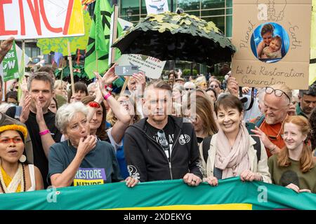 London, Großbritannien. 22. Juni 2024. (2L) Emma Thompson, Schauspielerin, (C) Dale Vince, Industrialistin für grüne Energie, und (3R) Caroline Lucas, ehemalige Vorsitzende der Grünen Partei, begleiten Aktivisten bei einem Restore Nature march von der Park Lane zu einer Kundgebung auf dem Parliament Square. Die Veranstaltung wird von führenden Naturschutzorganisationen wie dem RSPB für Umwelt- und Klimaschutzgruppen unterstützt, die alle die britische Regierung auffordern, weitere Maßnahmen zum Schutz der Umwelt und zum Schutz der von ihr abhängigen Wildtiere zu ergreifen. Quelle: Stephen Chung / Alamy Live News Stockfoto