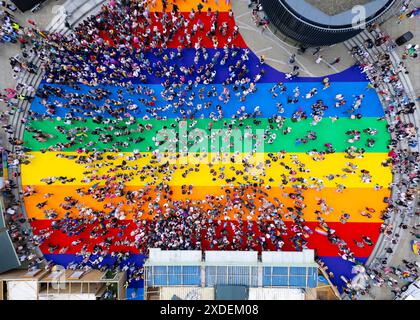 Edinburgh, Schottland, Großbritannien. Juni 2024. Edinburgh Pride march zog Tausende von Menschen an, die vom schottischen Parlament zu einer Kundgebung auf dem Bristo Square über die Royal Mile marschierten. Der Pride march ist eine Veranstaltung während der Pride Month Feiern. Bild; Luftaufnahme der Kundgebung und des Konzerts auf dem Bristol Square am Ende des marsches. Iain Masterton/Alamy Live News Stockfoto