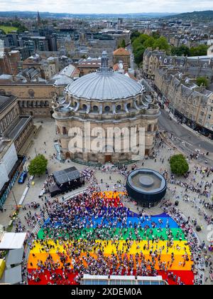 Edinburgh, Schottland, Großbritannien. Juni 2024. Edinburgh Pride march zog Tausende von Menschen an, die vom schottischen Parlament zu einer Kundgebung auf dem Bristo Square über die Royal Mile marschierten. Der Pride march ist eine Veranstaltung während der Pride Month Feiern. Bild; Luftaufnahme der Kundgebung und des Konzerts auf dem Bristol Square am Ende des marsches. Iain Masterton/Alamy Live News Stockfoto