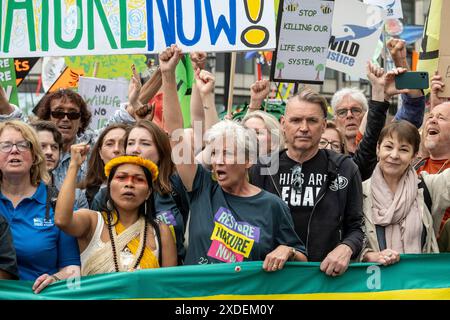 London, Großbritannien. 22. Juni 2024. (C) Emma Thompson, Schauspielerin, (2R) Dale Vince, Industrialistin für grüne Energie, und (R) Caroline Lucas, ehemalige Vorsitzende der Grünen Partei, schließen sich Aktivisten an einem Restore Nature march von Park Lane zu einer Kundgebung auf dem Parliament Square. Die Veranstaltung wird von führenden Naturschutzorganisationen wie dem RSPB für Umwelt- und Klimaschutzgruppen unterstützt, die alle die britische Regierung auffordern, weitere Maßnahmen zum Schutz der Umwelt und zum Schutz der von ihr abhängigen Wildtiere zu ergreifen. Quelle: Stephen Chung / Alamy Live News Stockfoto